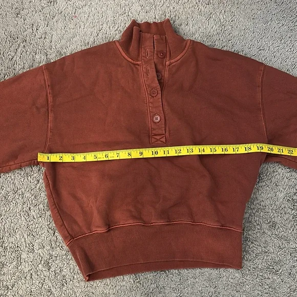 🎄Aritzia‎ rust color cropped sweater - Picture 8 of 9